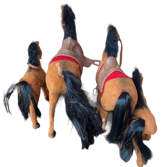 Toy Plastic Flocked Coated Felt 2 Horses and 2 Foals and Accessories - Picture 2 of 15